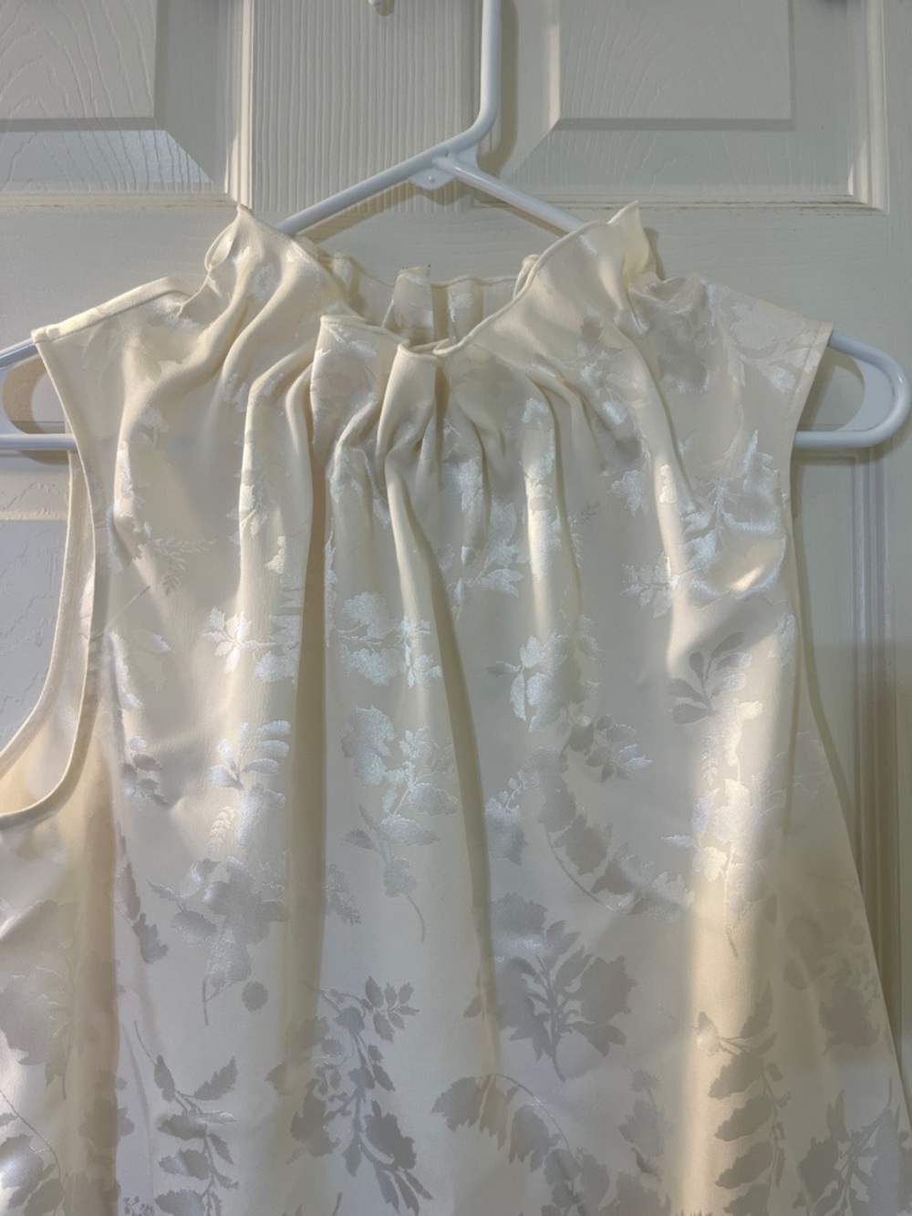 Sleeveless Cream Floral Jacquard Top - Picture 3 of 11